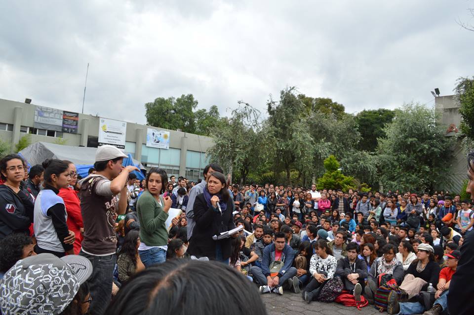 Estudiantes de la Facultad de Estudios Superiores Acatlán de pie por Ayotzinapa