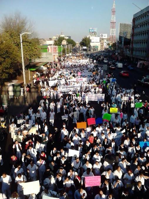 Trabajadoras y estudiantes de enfermería irrumpen en las calles por sus demandas