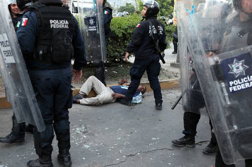 Guerrero: policías federales reprimen concierto por Normalistas desaparecidos