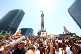 Miles de jóvenes del #yosoy132 se movilizan frente al Ángel de la Independencia