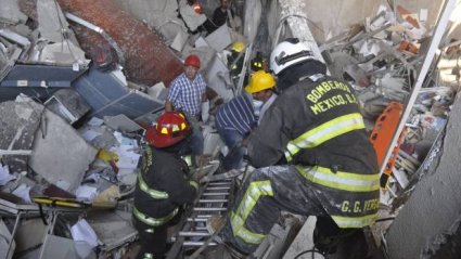 labores de rescate tras la explosión en la Torre de Pemex